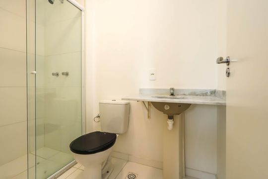 Banheiro de apartamento à venda com 2 quartos, 55m² em Vila Independência, São Paulo