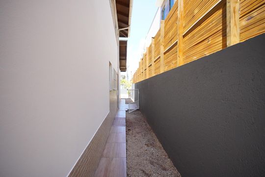 Lateral da casa de casa para alugar com 3 quartos, 140m² em Ingleses do Rio Vermelho, Florianópolis
