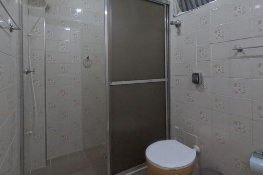 Banheiro de apartamento para alugar com 1 quarto, 66m² em Gonzaga, Santos