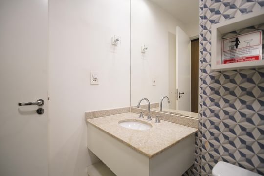 Banheiro de kitnet/studio para alugar com 1 quarto, 33m² em Consolação, São Paulo