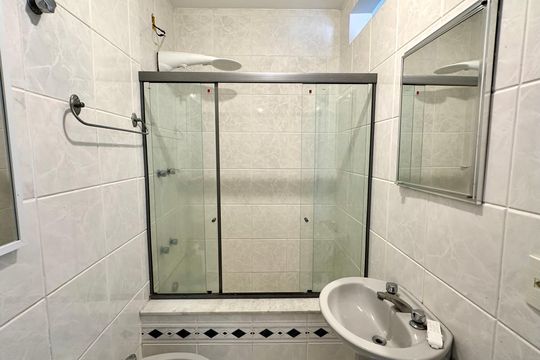 Banheiro de serviço de apartamento para alugar com 4 quartos, 225m² em Copacabana, Rio de Janeiro