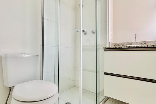 Banheiro da Suíte de apartamento à venda com 2 quartos, 61m² em Melville Empresarial I E Ii, Barueri