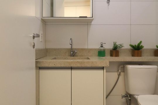 Banheiro de kitnet/studio para alugar com 1 quarto, 28m² em Sumarezinho, São Paulo