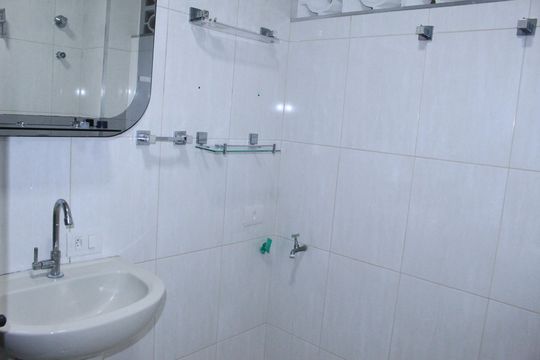 Banheiro de kitnet/studio para alugar com 1 quarto, 34m² em Santa Ifigênia, São Paulo