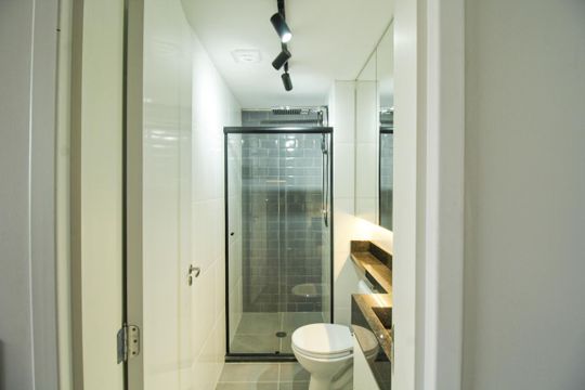 Banheiro social de apartamento à venda com 2 quartos, 34m² em Lapa, São Paulo