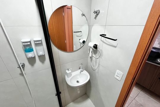 Banheiro de kitnet/studio para alugar com 1 quarto, 24m² em Santana, São Paulo