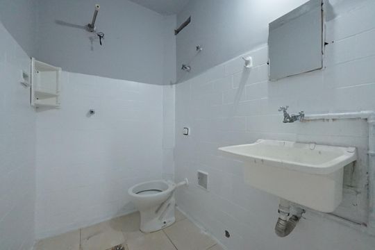Banheiro de kitnet/studio para alugar com 1 quarto, 40m² em Aclimação, São Paulo