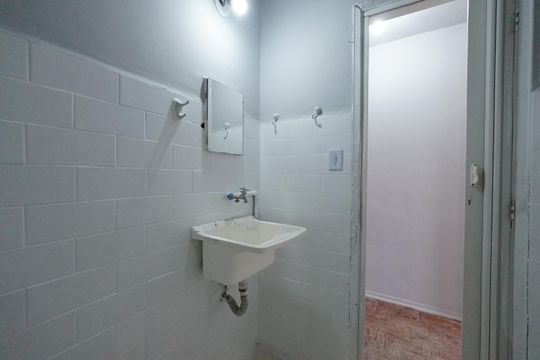Banheiro de kitnet/studio para alugar com 1 quarto, 40m² em Aclimação, São Paulo