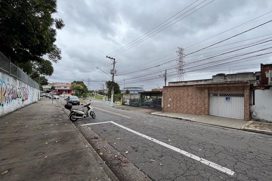 Fachada e Plaquinha de casa à venda com 2 quartos, 80m² em Jardim Eliane, São Paulo