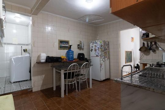 Cozinha de casa à venda com 2 quartos, 80m² em Jardim Eliane, São Paulo