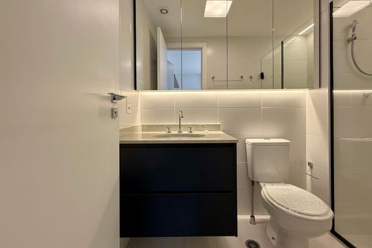 Banheiro Suíte  de apartamento para alugar com 1 quarto, 41m² em Jardim das Acacias, São Paulo