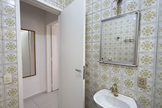 Banheiro Social de apartamento para alugar com 1 quarto, 74m² em Enseada, Guarujá