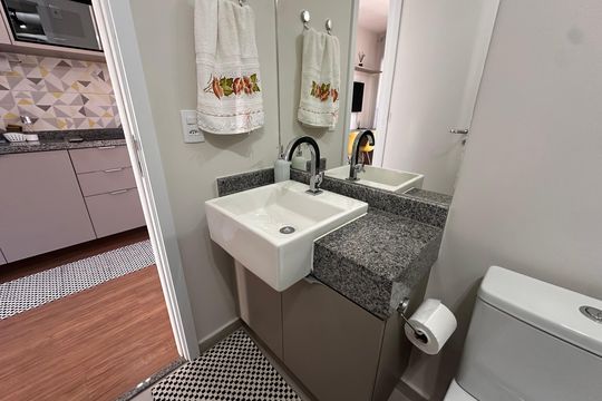 Banheiro de kitnet/studio para alugar com 1 quarto, 25m² em Campo Belo, São Paulo