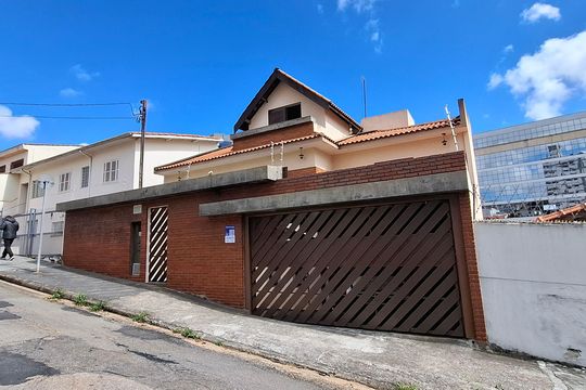 Fachada de casa à venda com 3 quartos, 157m² em Vila Bastos, Santo André
