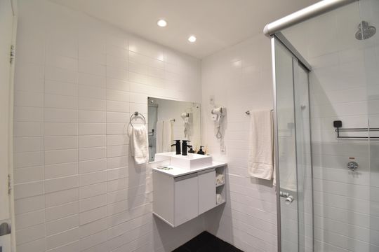 Banheiro de apartamento à venda com 1 quarto, 67m² em Centro, Curitiba