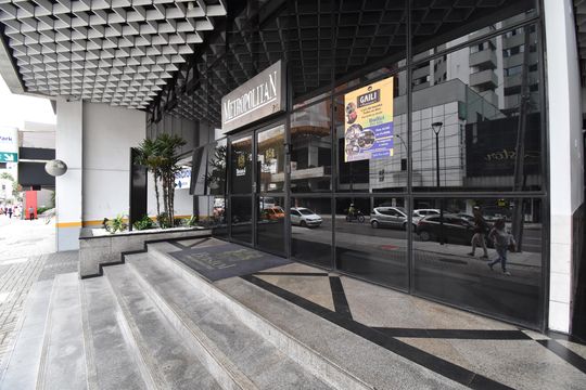 Fachada de apartamento à venda com 1 quarto, 67m² em Centro, Curitiba