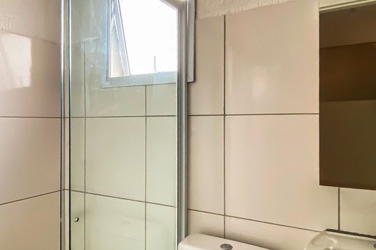 Banheiro social de apartamento à venda com 2 quartos, 54m² em Vila Carmosina, São Paulo