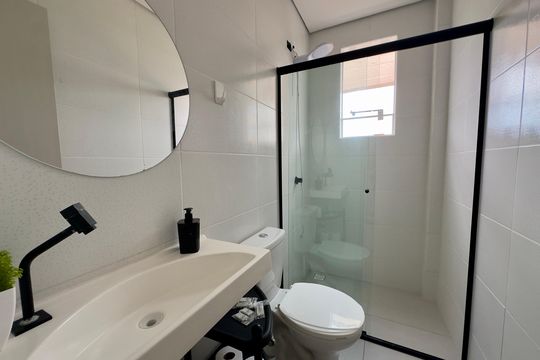 Banheiro social de apartamento para alugar com 1 quarto, 24m² em Tingui, Curitiba