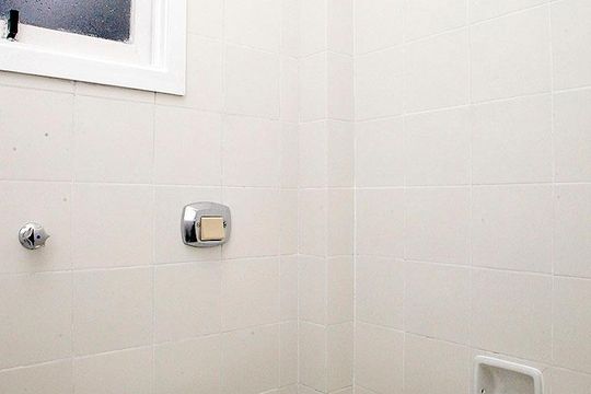 Banheiro de apartamento para alugar com 1 quarto, 26m² em Santo Antônio, Porto Alegre