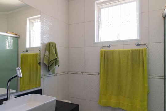 Banheiro social de casa à venda com 2 quartos, 135m² em Várzea da Barra Funda, São Paulo
