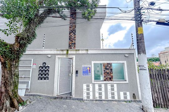 Fachada com Plaquinha de casa de condomínio para alugar com 2 quartos, 60m² em Vila Carlos de Campos, São Paulo