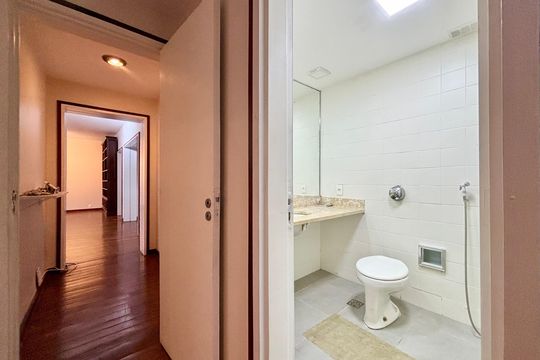 Banheiro social de apartamento à venda com 4 quartos, 180m² em Gávea, Rio de Janeiro