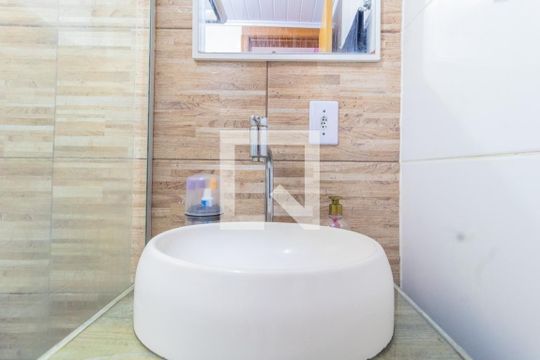Banheiro social de apartamento à venda com 2 quartos, 48m² em Olaria, Canoas