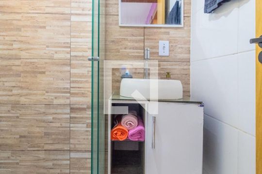 Banheiro social de apartamento à venda com 2 quartos, 48m² em Olaria, Canoas