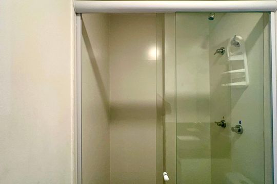 Banheiro de kitnet/studio para alugar com 1 quarto, 28m² em Pinheiros, São Paulo