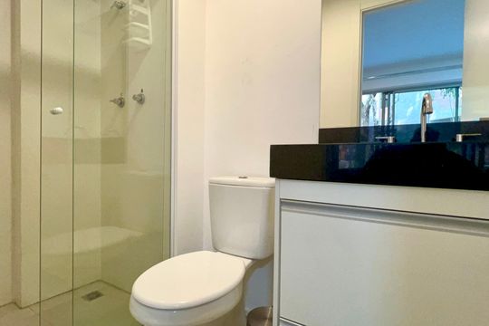 Banheiro de kitnet/studio para alugar com 1 quarto, 28m² em Pinheiros, São Paulo