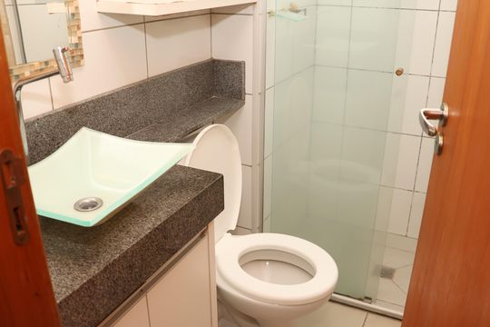 Banheiro social de apartamento à venda com 2 quartos, 62m² em Setor Morada do Sol, Goiânia