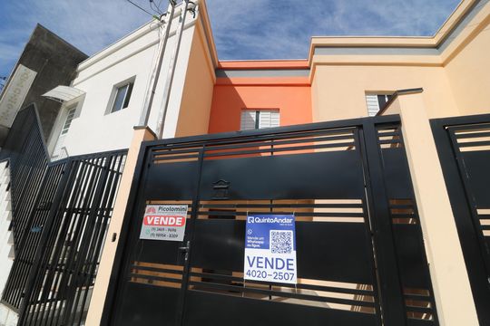 Fachada  de casa à venda com 2 quartos, 55m² em Vila California, São Paulo