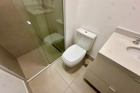 Banheiro Social de apartamento para alugar com 2 quartos, 64m² em Jardim Caravelas, São Paulo