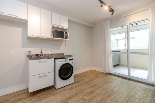 Sala/ Cozinha de apartamento para alugar com 1 quarto, 42m² em Santo Amaro, São Paulo