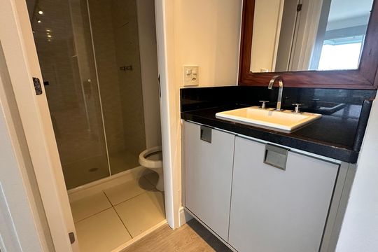 Banheiro social de apartamento à venda com 1 quarto, 49m² em Brooklin, São Paulo