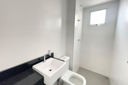 Banheiro social de apartamento à venda com 2 quartos, 56m² em Castelo, Belo Horizonte