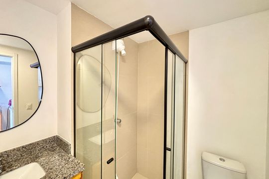 Banheiro de kitnet/studio à venda com 1 quarto, 25m² em Pinheiros, São Paulo