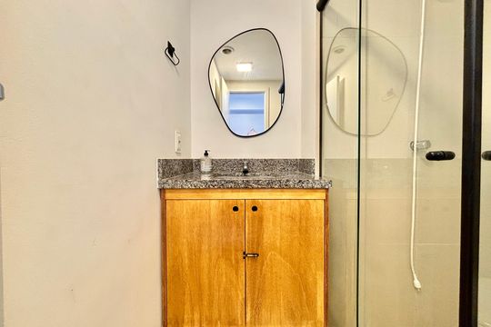 Banheiro de kitnet/studio à venda com 1 quarto, 25m² em Pinheiros, São Paulo