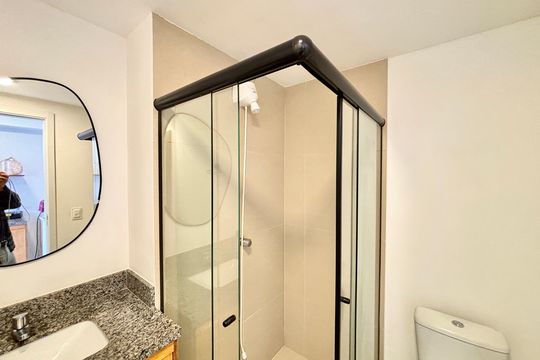 Banheiro de kitnet/studio à venda com 1 quarto, 25m² em Pinheiros, São Paulo