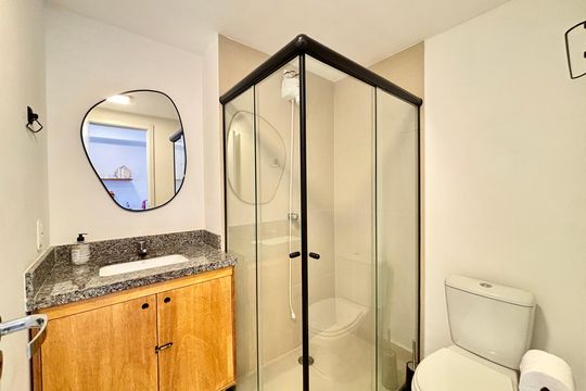 Banheiro de kitnet/studio à venda com 1 quarto, 25m² em Pinheiros, São Paulo