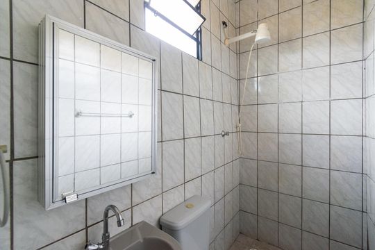 Banheiro de kitnet/studio para alugar com 1 quarto, 22m² em Jabaquara, São Paulo