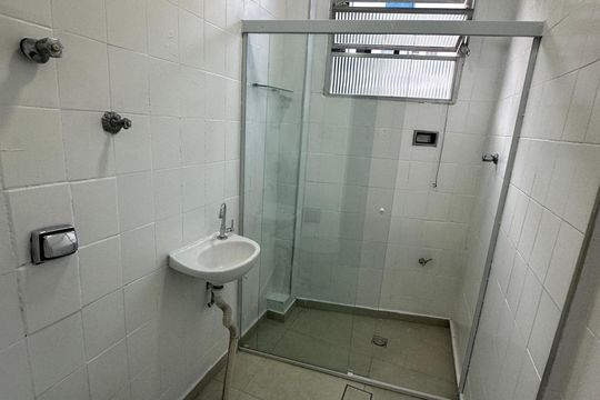Banheiro de apartamento para alugar com 1 quarto, 39m² em Itararé, São Vicente