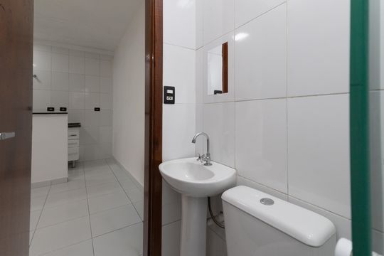 Banheiro de casa de condomínio para alugar com 1 quarto, 35m² em Chácara São João, São Paulo