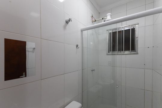 Banheiro de casa de condomínio para alugar com 1 quarto, 35m² em Chácara São João, São Paulo