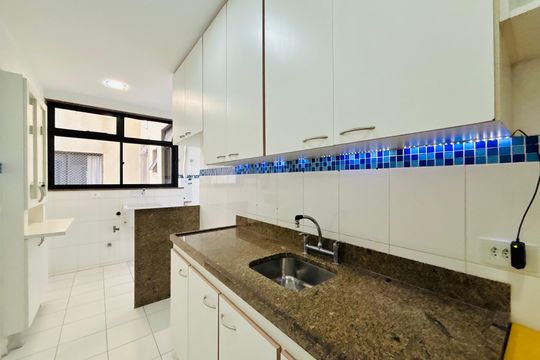 Cozinha de apartamento para alugar com 2 quartos, 70m² em Botafogo, Rio de Janeiro