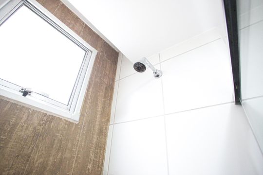 Banheiro de apartamento para alugar com 2 quartos, 52m² em Taquara, Rio de Janeiro