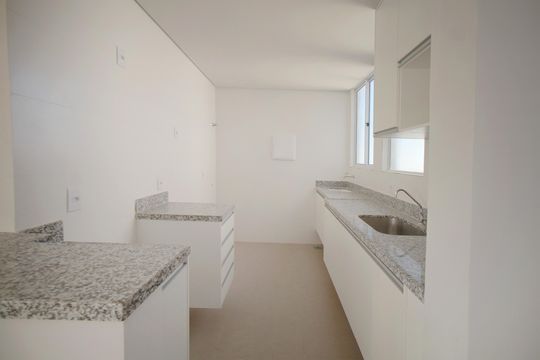 Cozinha de apartamento à venda com 2 quartos, 54m² em Ana Lúcia, Belo Horizonte