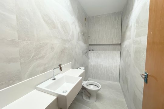 Banheiro social de casa à venda com 3 quartos, 160m² em Santa Amelia, Belo Horizonte