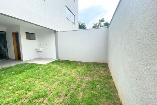 Área externa fundos de casa à venda com 3 quartos, 160m² em Santa Amelia, Belo Horizonte
