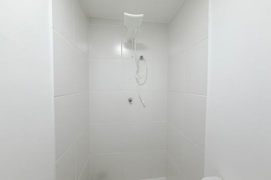 Banheiro de kitnet/studio à venda com 1 quarto, 17m² em Santo Amaro, São Paulo